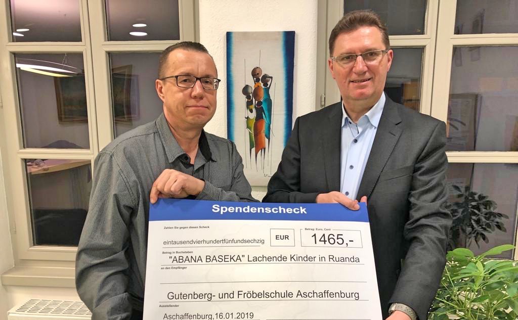 Großzügige Spende der Gutenberg- und Fröbelschule Aschaffenburg